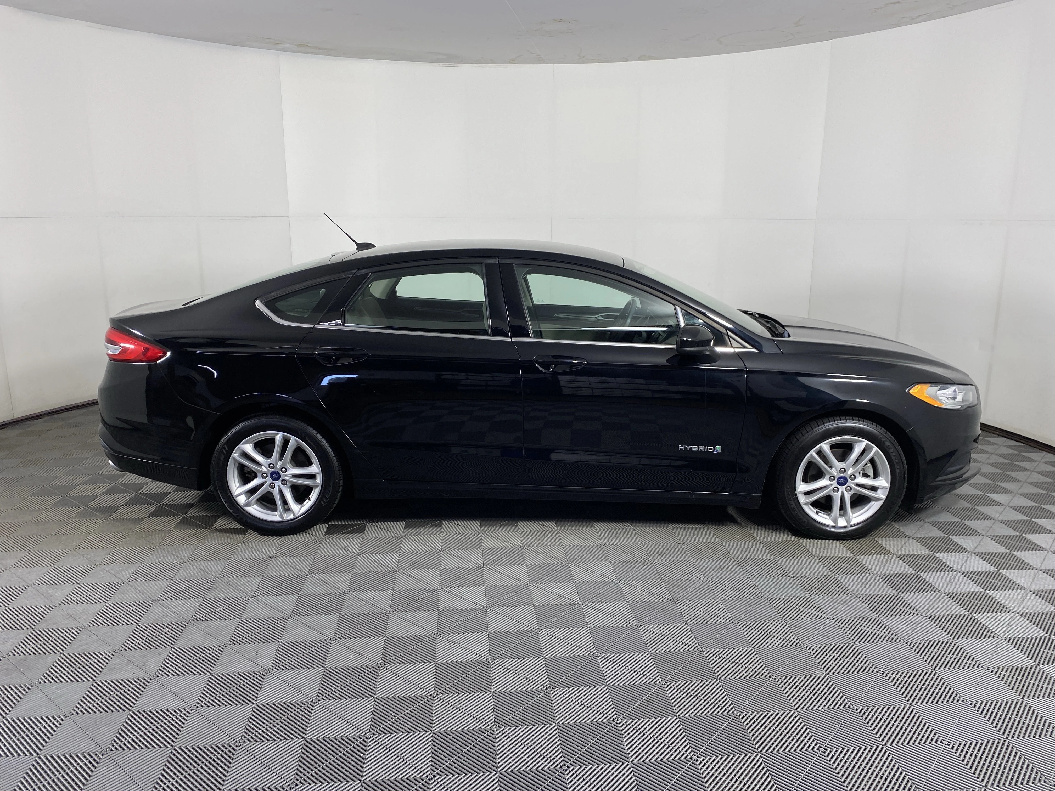 Used 2018 Shadow Black Ford S image 5