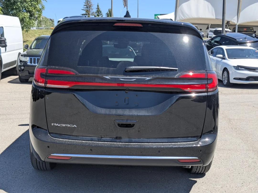 New 2027 Black Chrysler Select - - FWD - Stow n Go Seating - Adaptive Cruise - Blind-Spot - Apple CarPlay & More! image 7