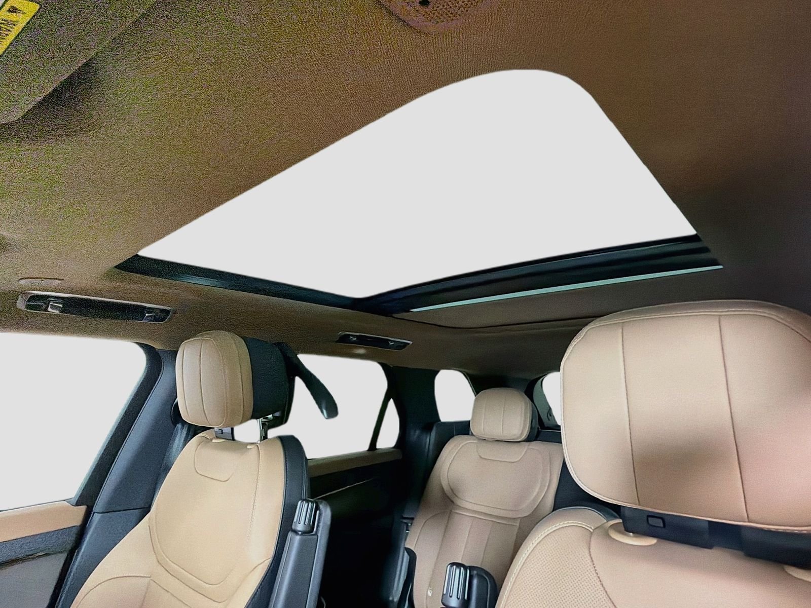 New 2026 Santorini Black Land Rover Dynamic SE image 9