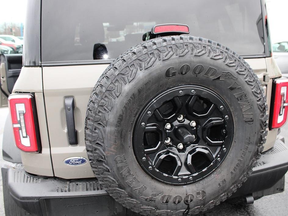 Used 2025 Gray Ford Badlands image 19