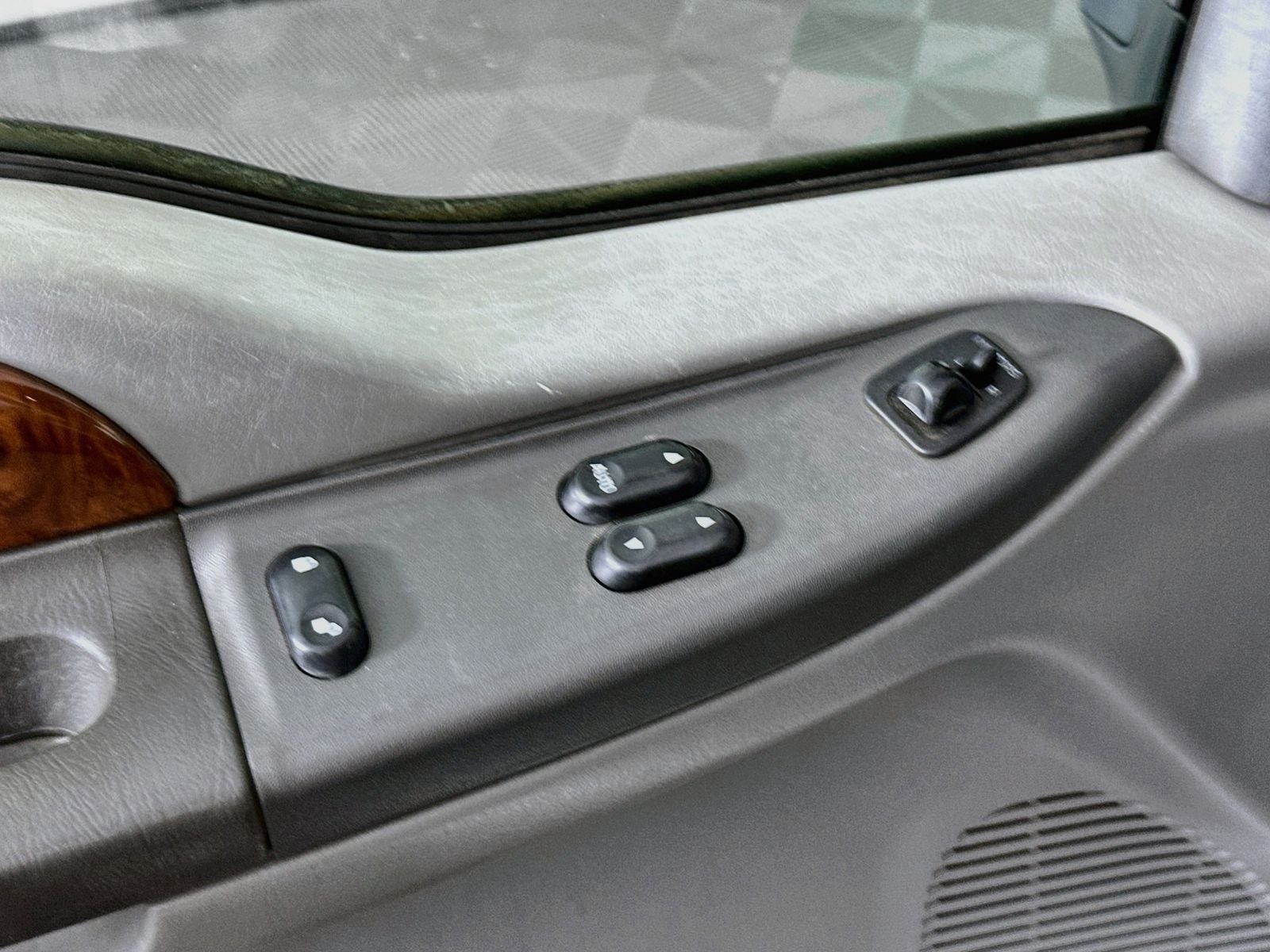 Used 2004 Oxford White Clearcoat Ford Lariat image 17