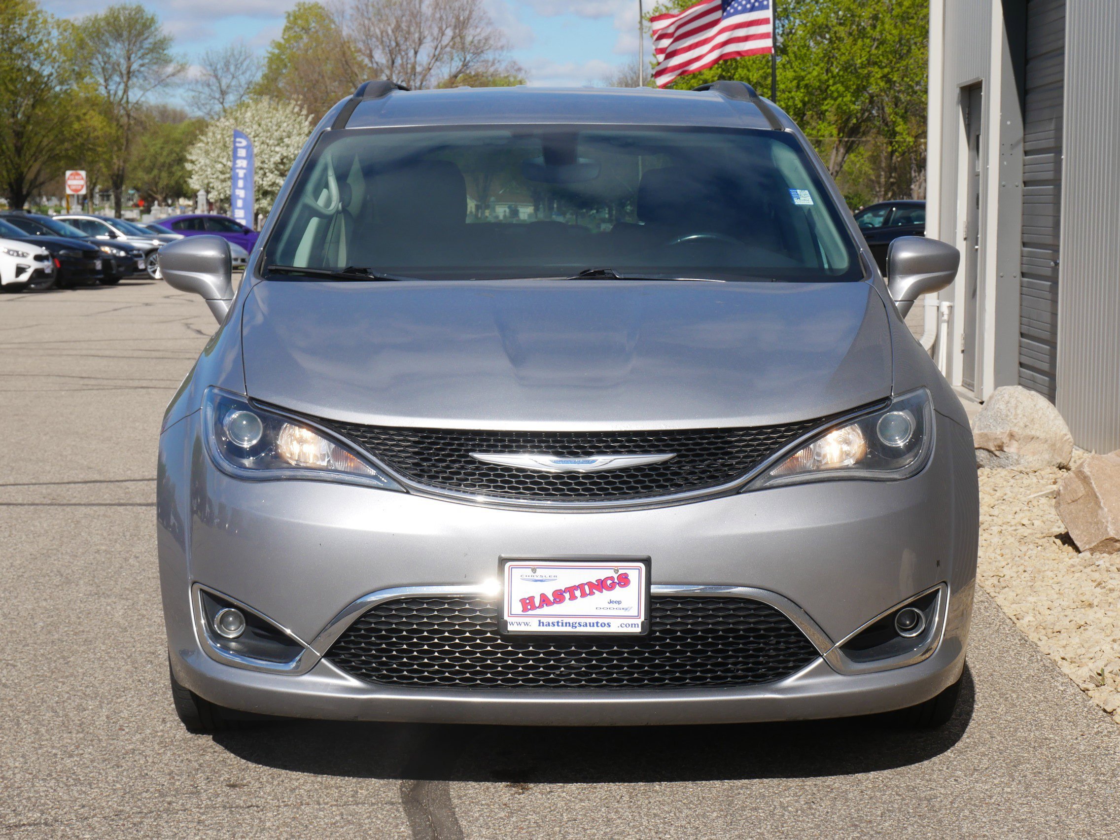 Used 2017 Billet Silver Metallic Clearcoat Chrysler Touring-L image 8