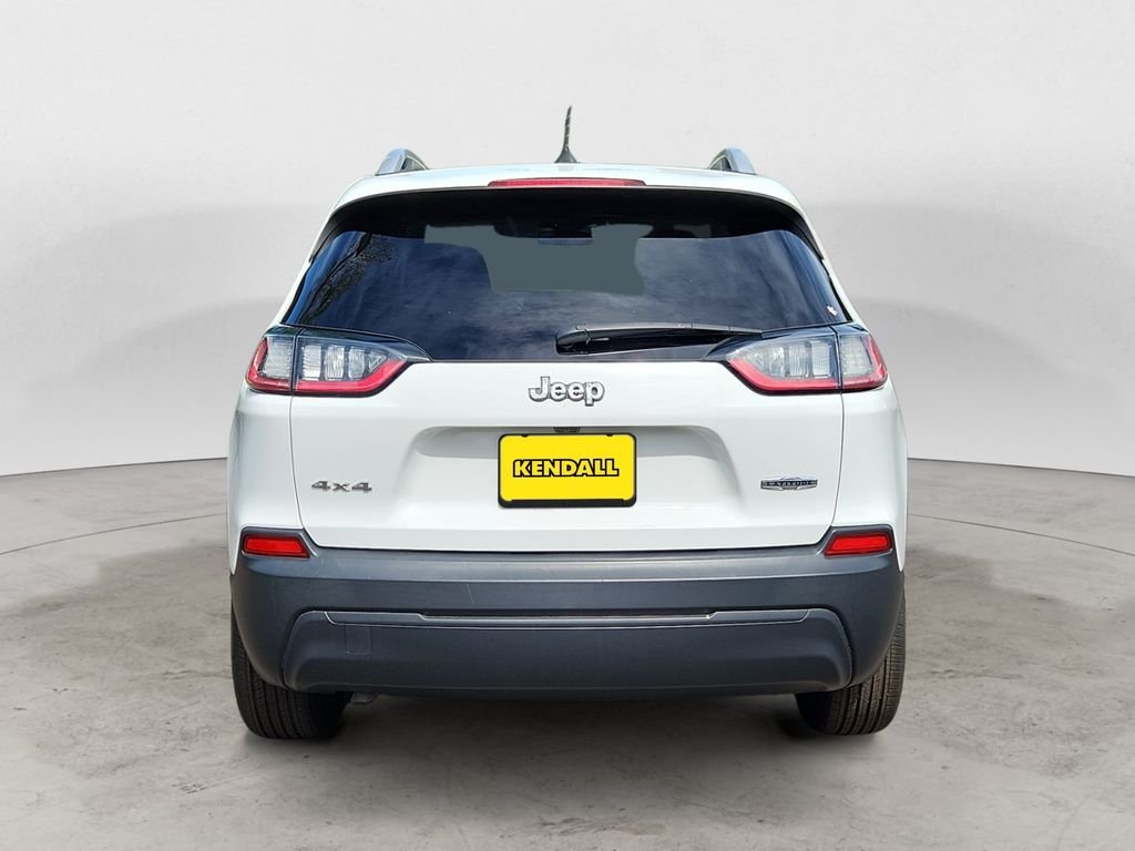 Used 2019 White Jeep Latitude image 4