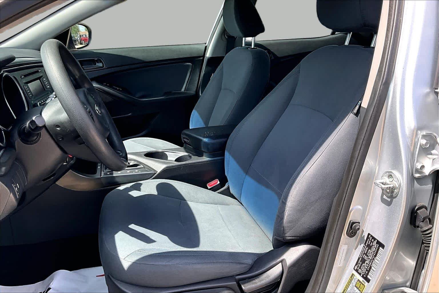 Used 2015 Sparkling Silver Kia LX image 10