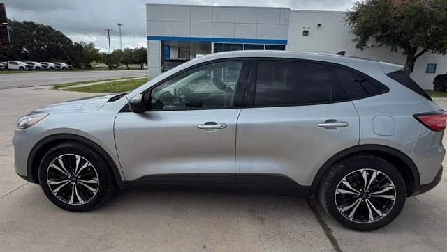 Used 2022 Silver Ford SE image 6