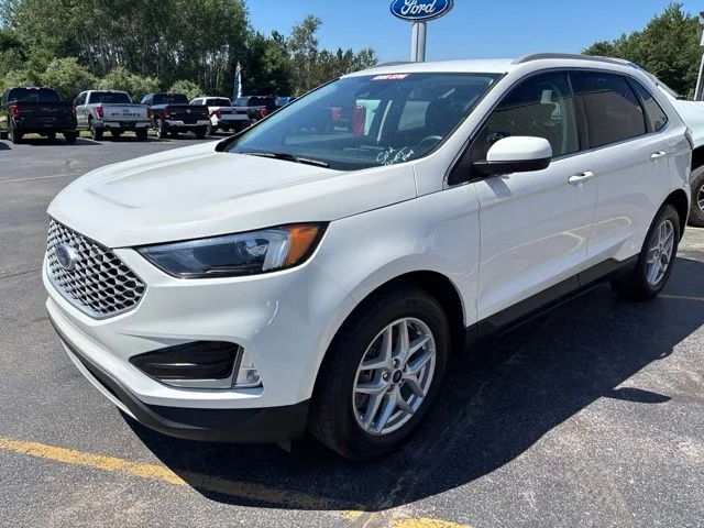 Used 2024 White Metallic Ford SEL image 8