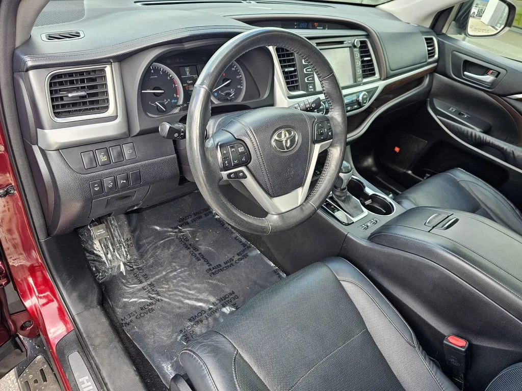 Used 2015  Toyota Limited image 22