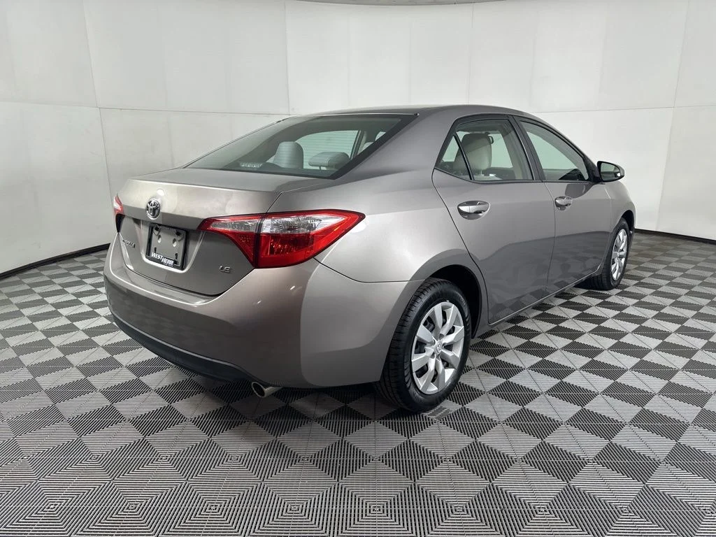 Used 2015 Brown Toyota LE image 10