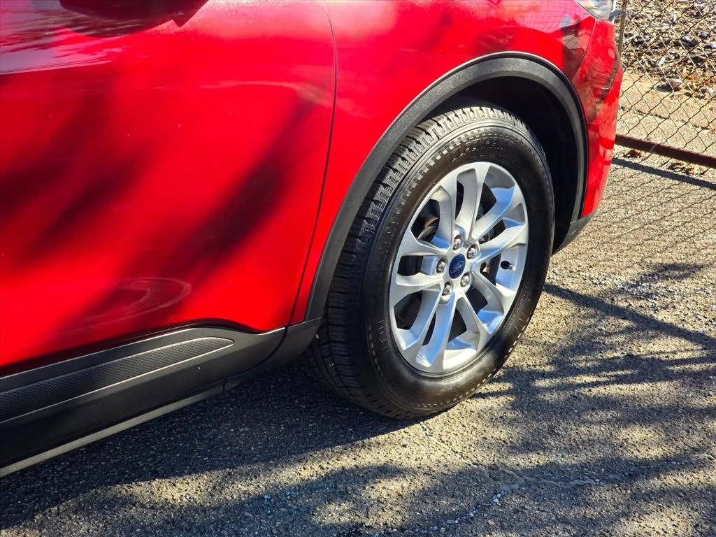 Used 2021 Red Ford SE image 18