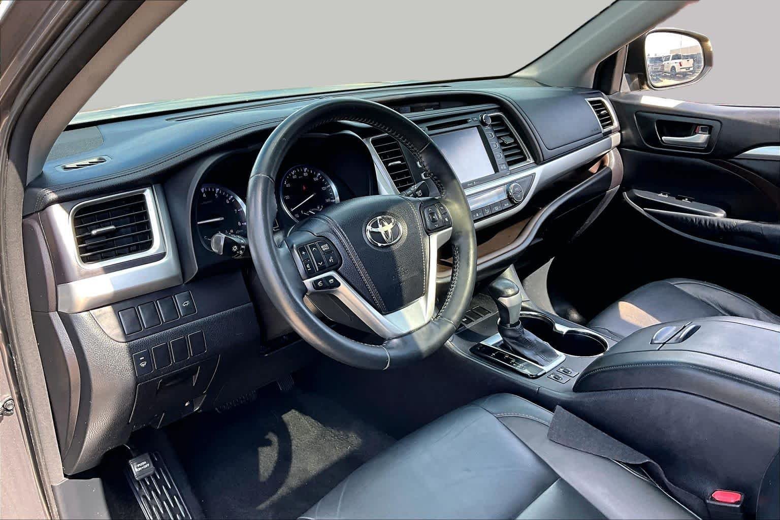 Used 2015 Predawn Gray Mica Toyota XLE image 18