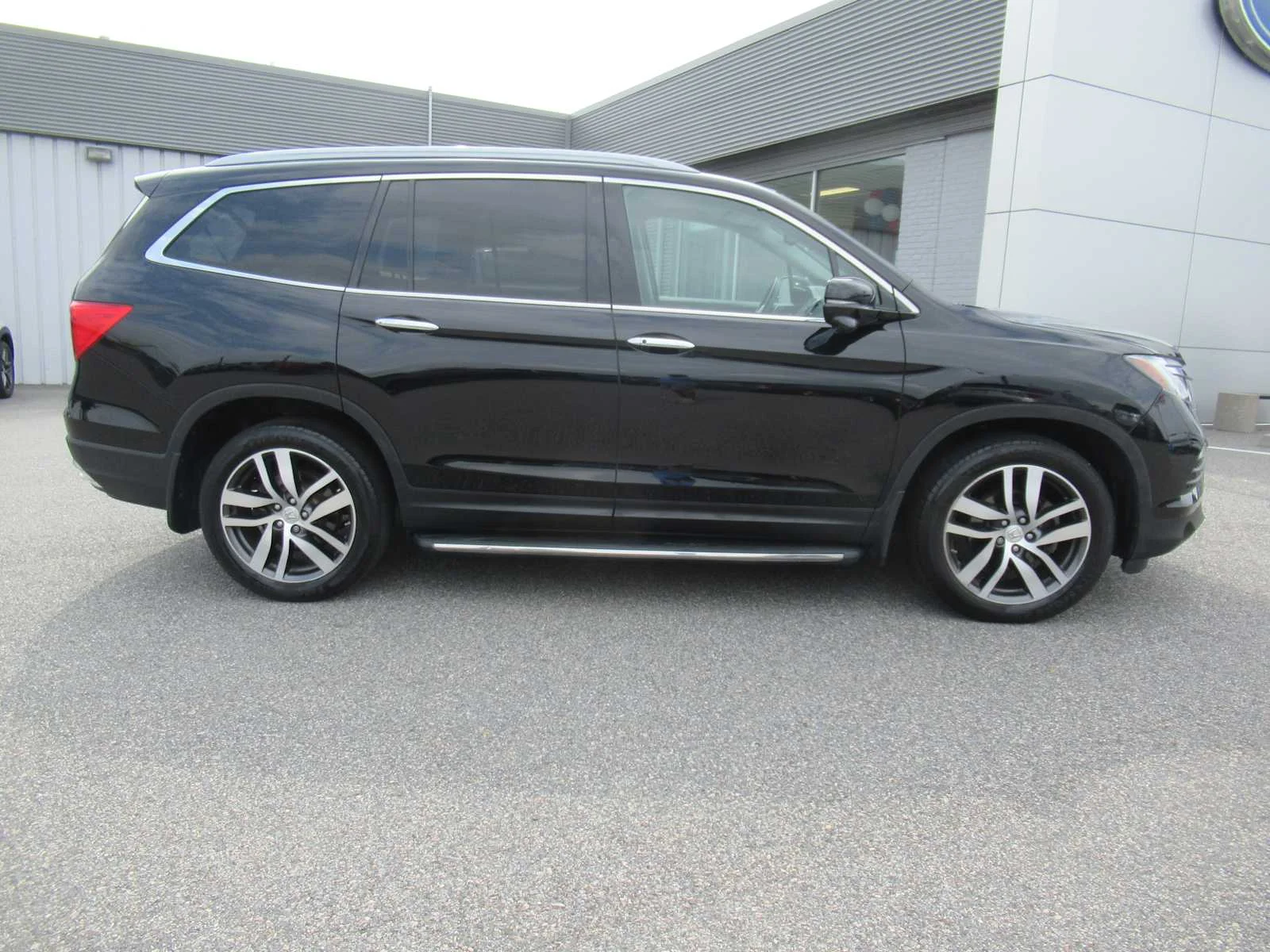 Used 2016 Black Forest Pearl Honda Touring image 4