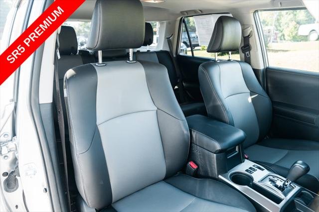 Certified Used 2019 CLASSIC SILVER MET Toyota  image 30