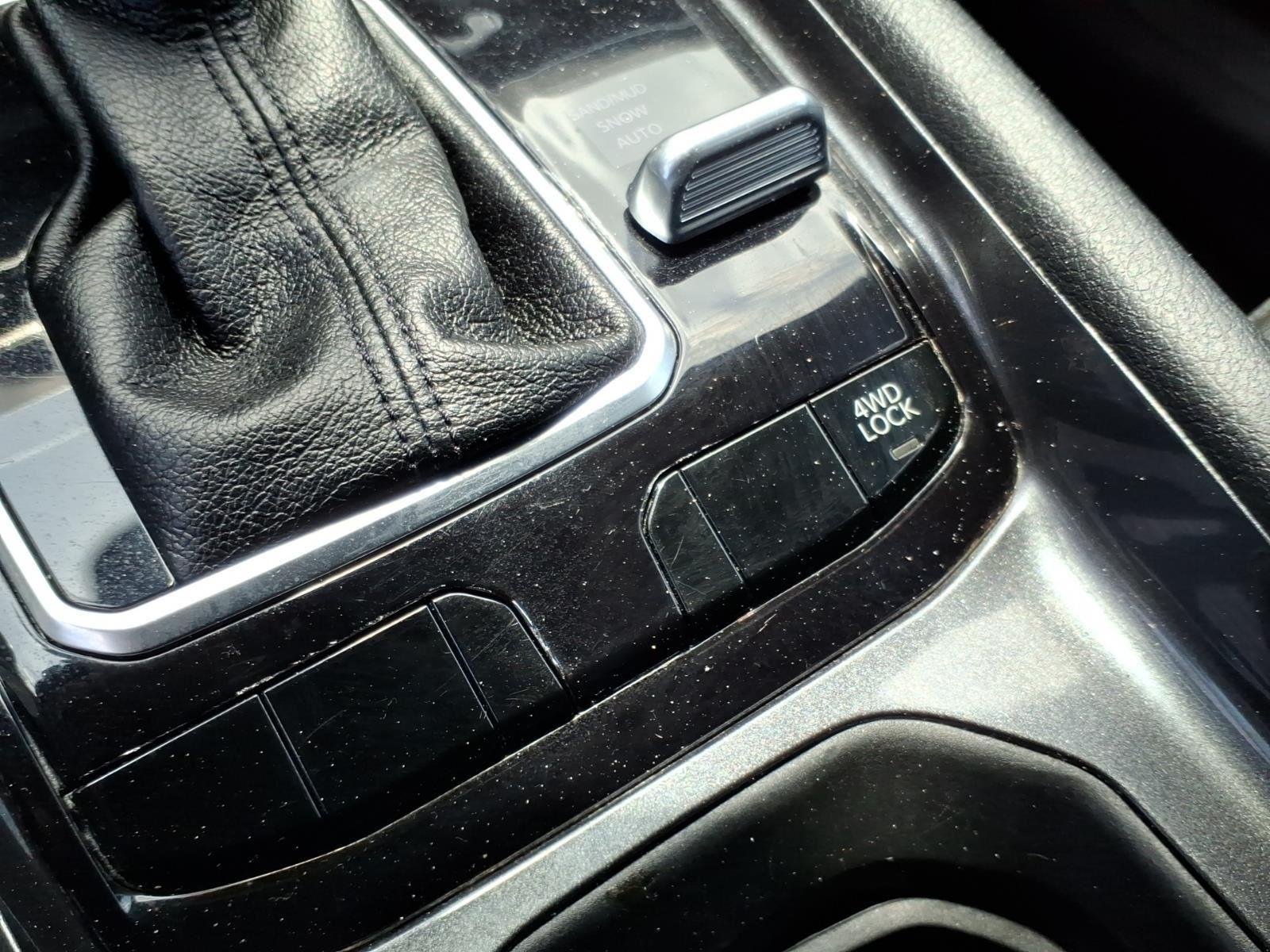 Used 2024 Diamond Black Crystal Pearlcoat Jeep Latitude image 8