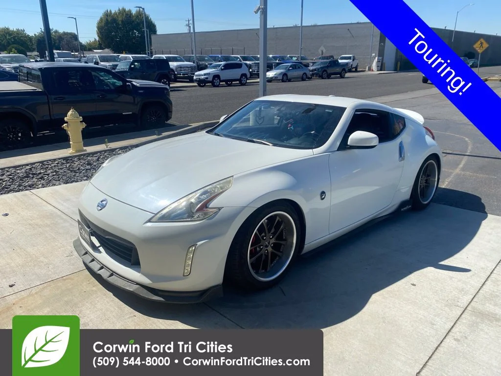 Used 2013 White Nissan Touring image 4