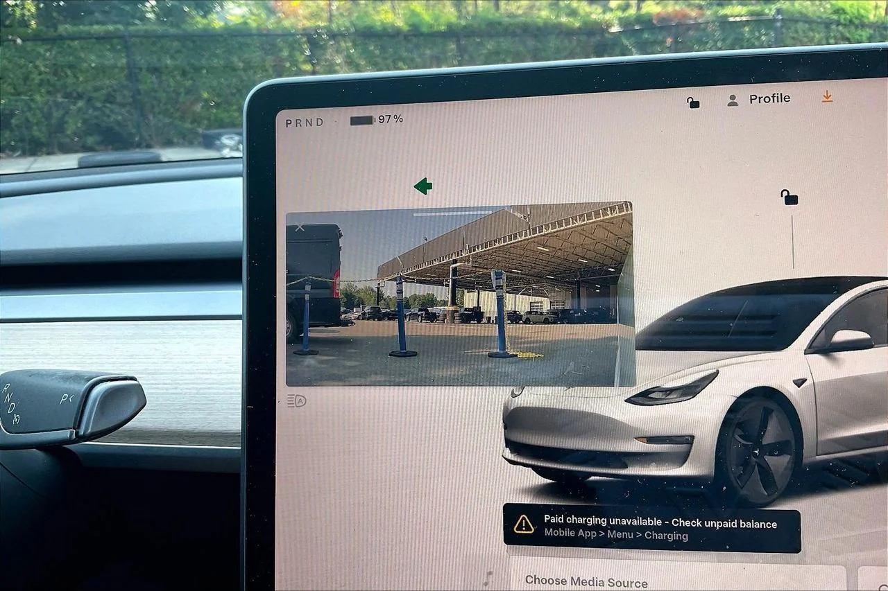 Used 2023  Tesla Base image 30