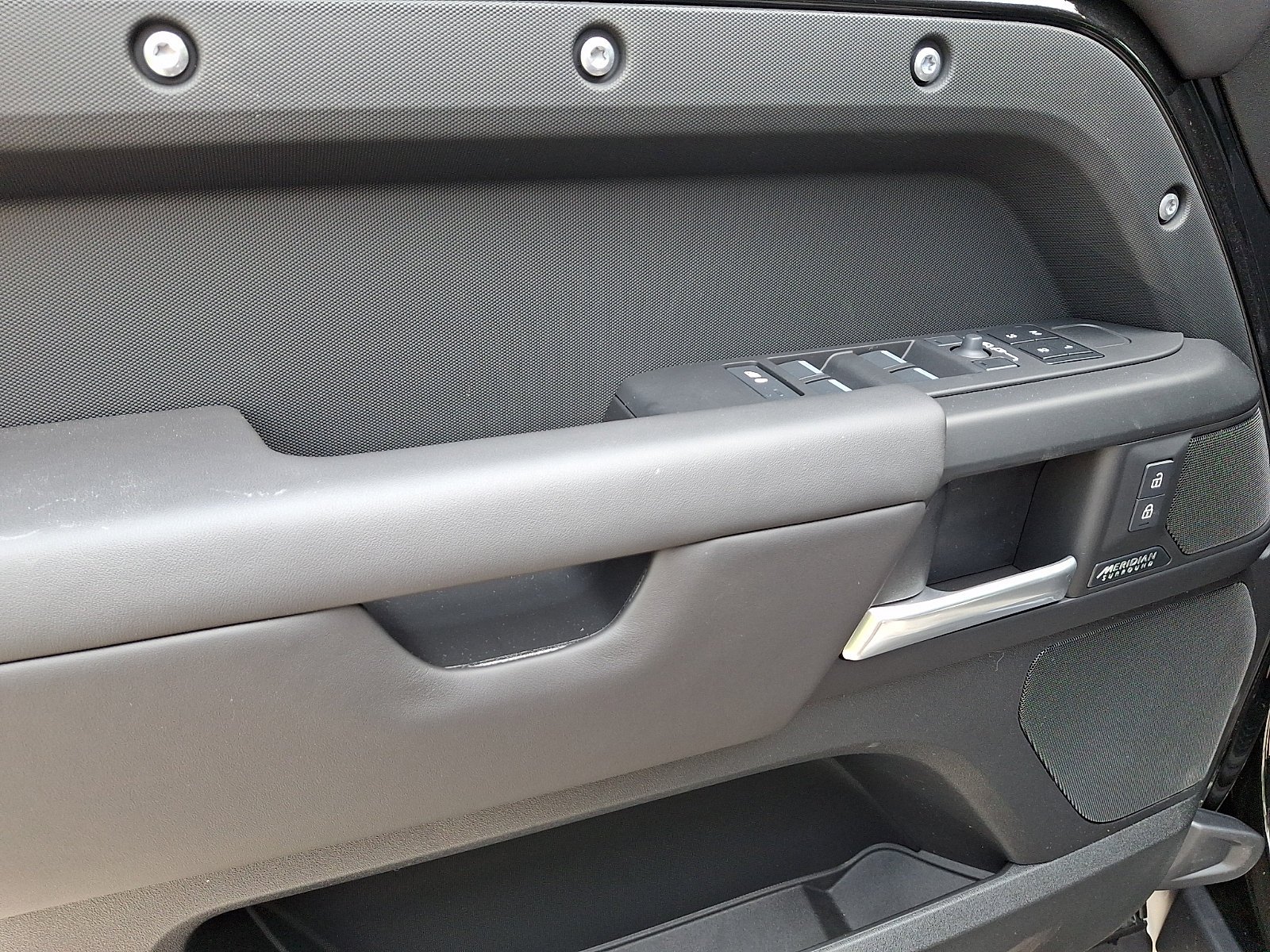 New 2026 Santorini Black Land Rover X-Dynamic SE image 8