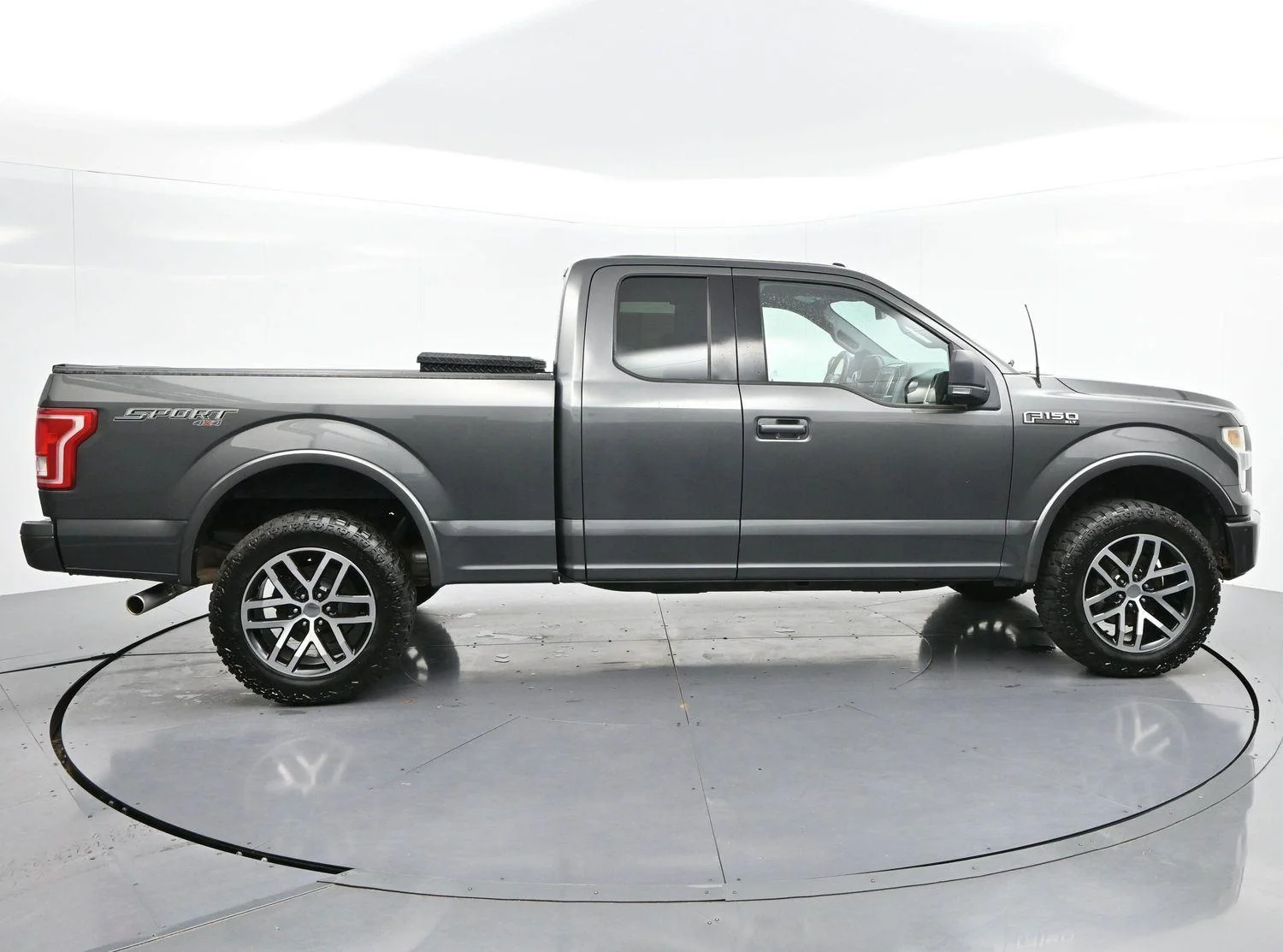 Used 2016 Magnetic Metallic Ford XLT image 8