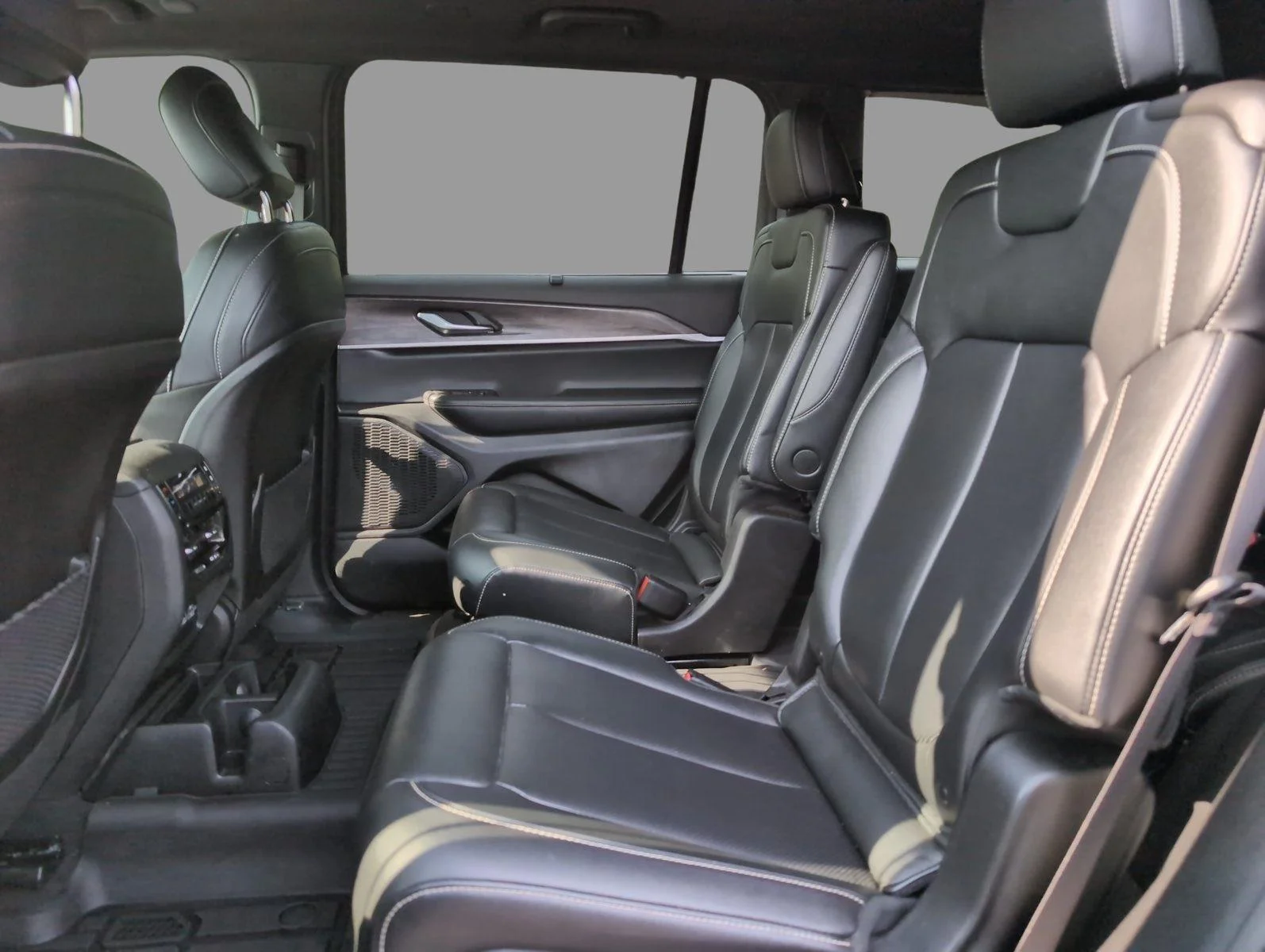 Used 2025 Silver Zynith Jeep Limited image 38