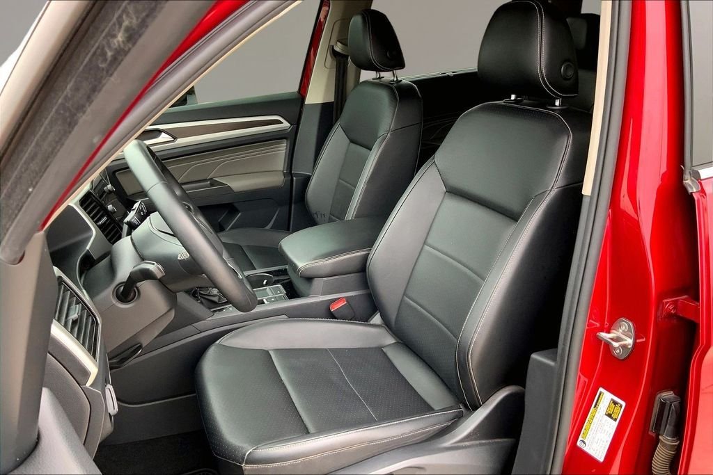 Used 2022 Red Metallic Volkswagen 3.6L V6 SE w/Technology image 24
