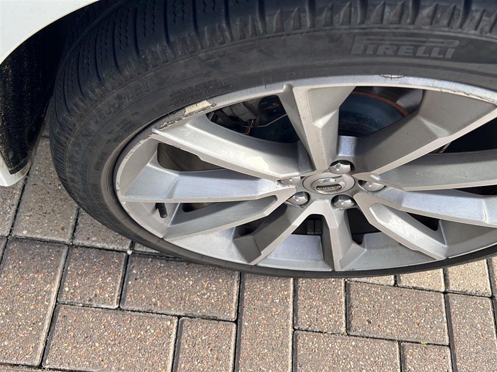 Used 2019 Crystal White Pearl Metallic Volvo Momentum image 9