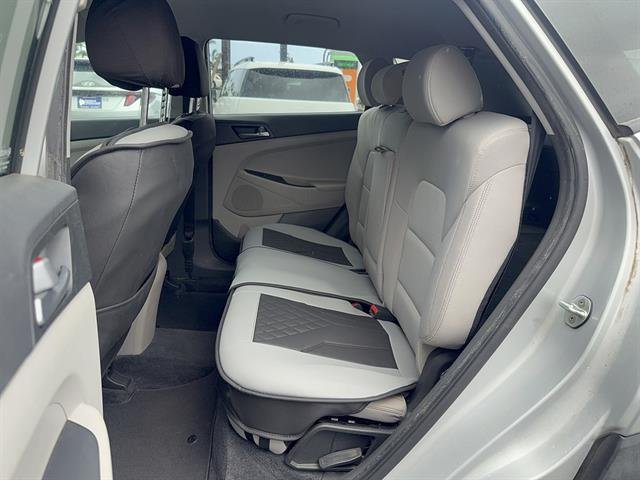 Used 2016 Molten Silver Hyundai SE image 8