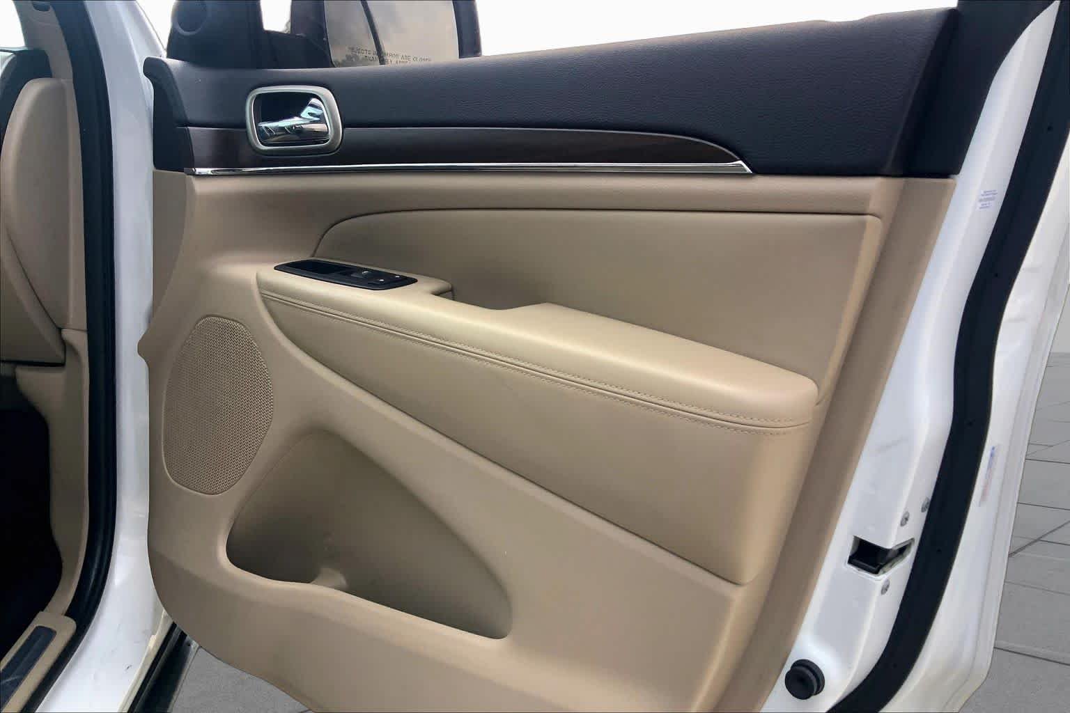 Used 2015 Bright White Clearcoat Jeep Limited image 22