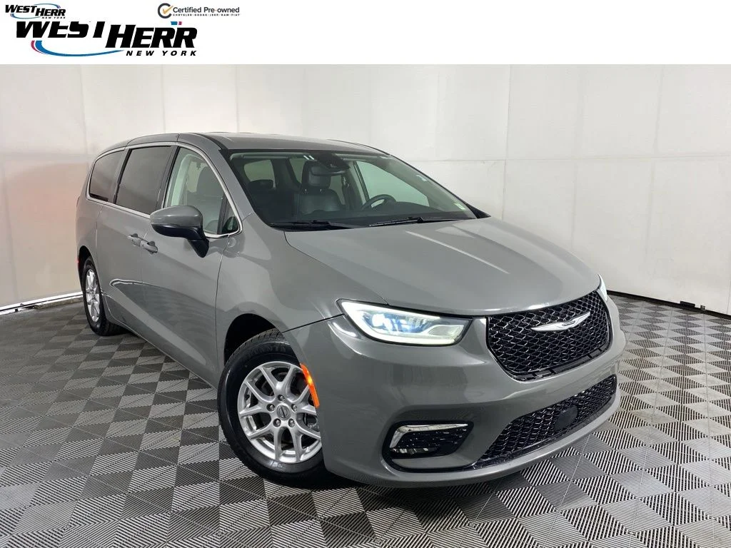 2023 Chrysler Pacifica Touring L's photo