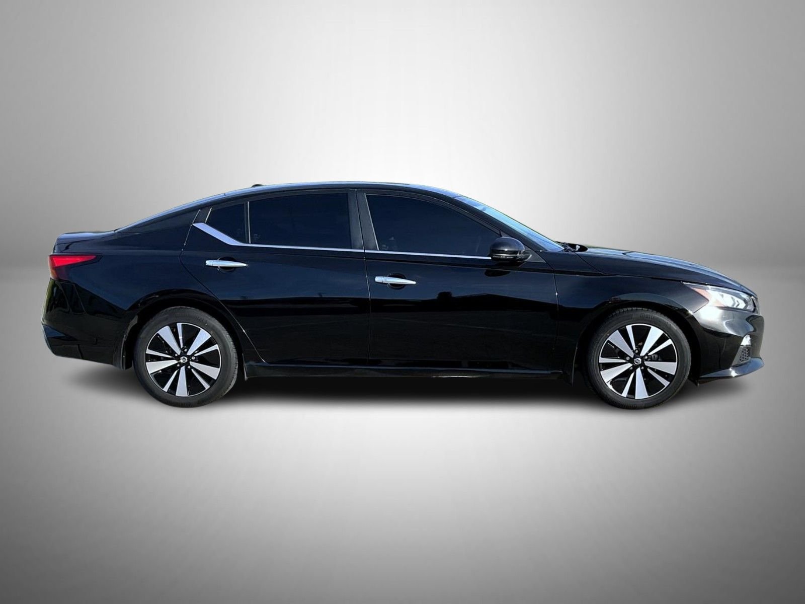Used 2022 Black Nissan 2.5 SV image 4