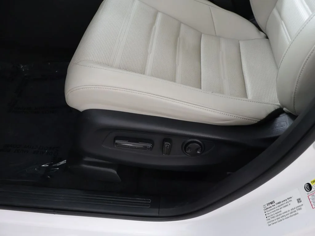 Used 2024 Platinum White Pearl Honda EX-L image 31