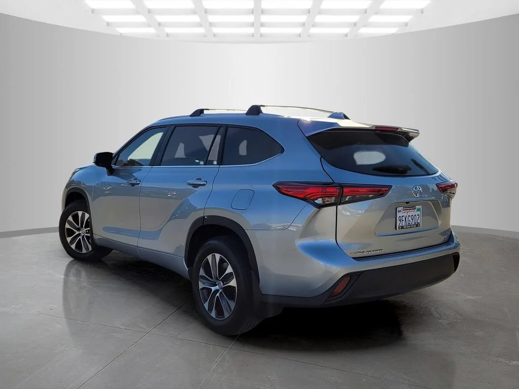 Used 2023  Toyota L image 7