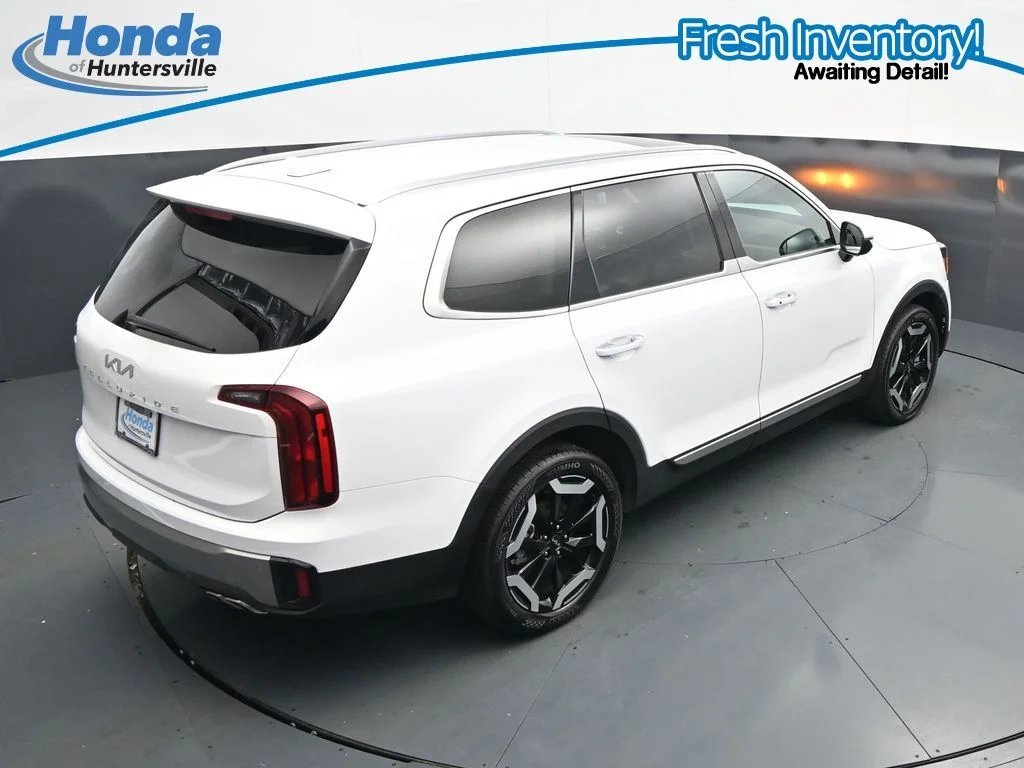 Used 2025 White Pearl Kia S image 25