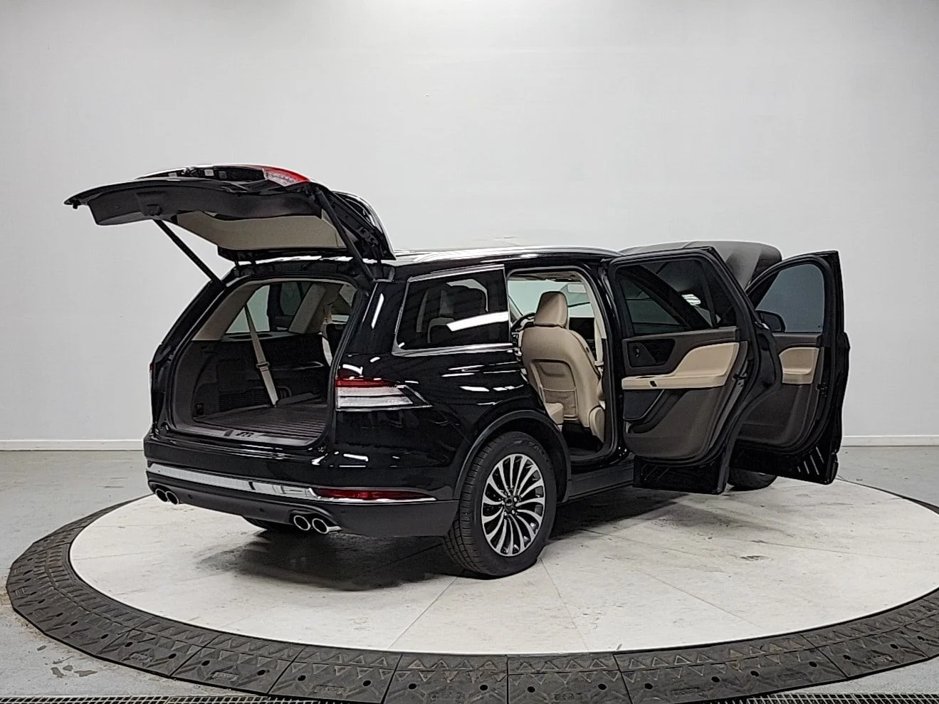 Used 2023 Black Metallic Lincoln Reserve image 15