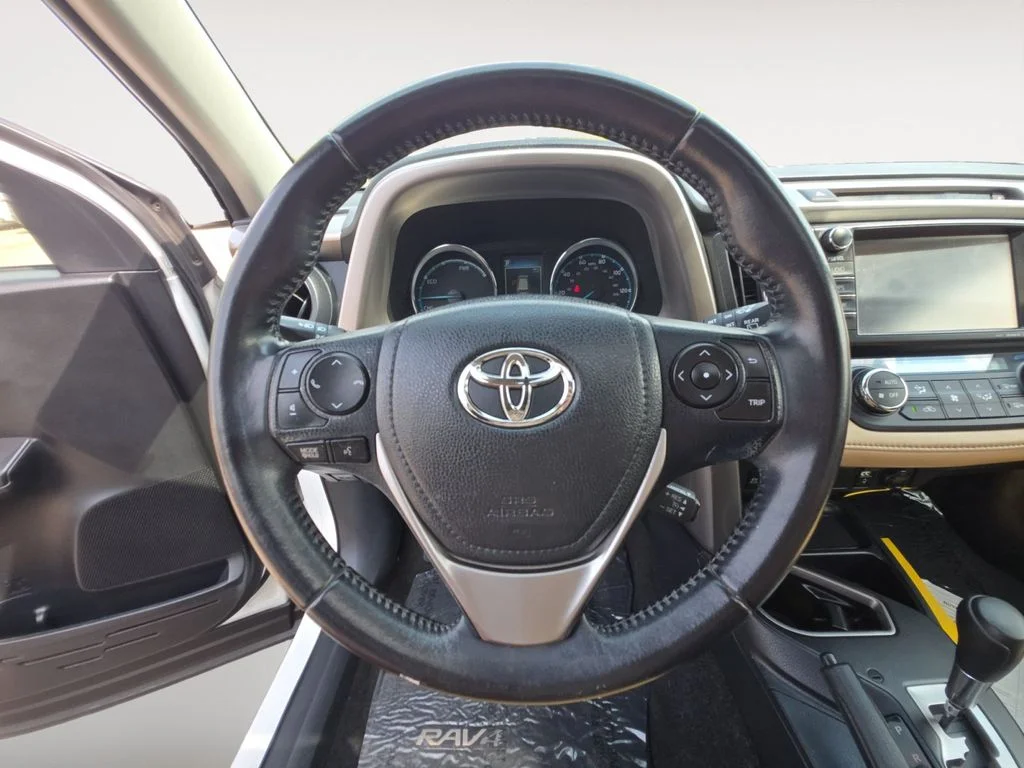 Used 2016 White Toyota XLE image 13