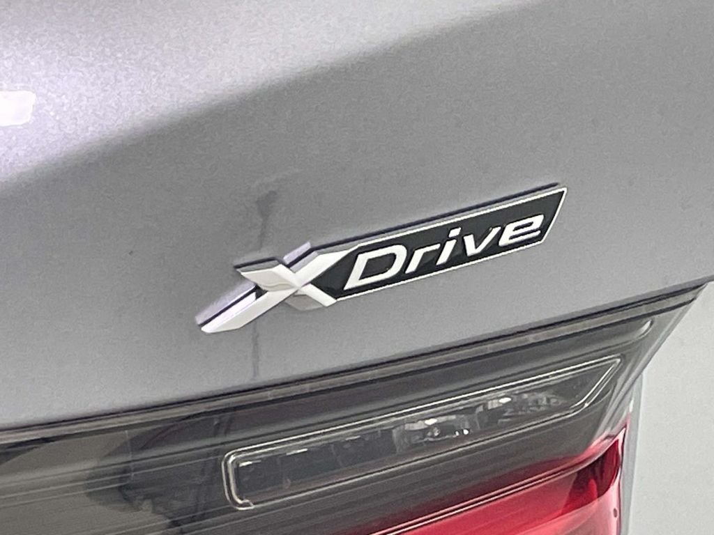 2025 BMW 3 Series 330i - Photo 11