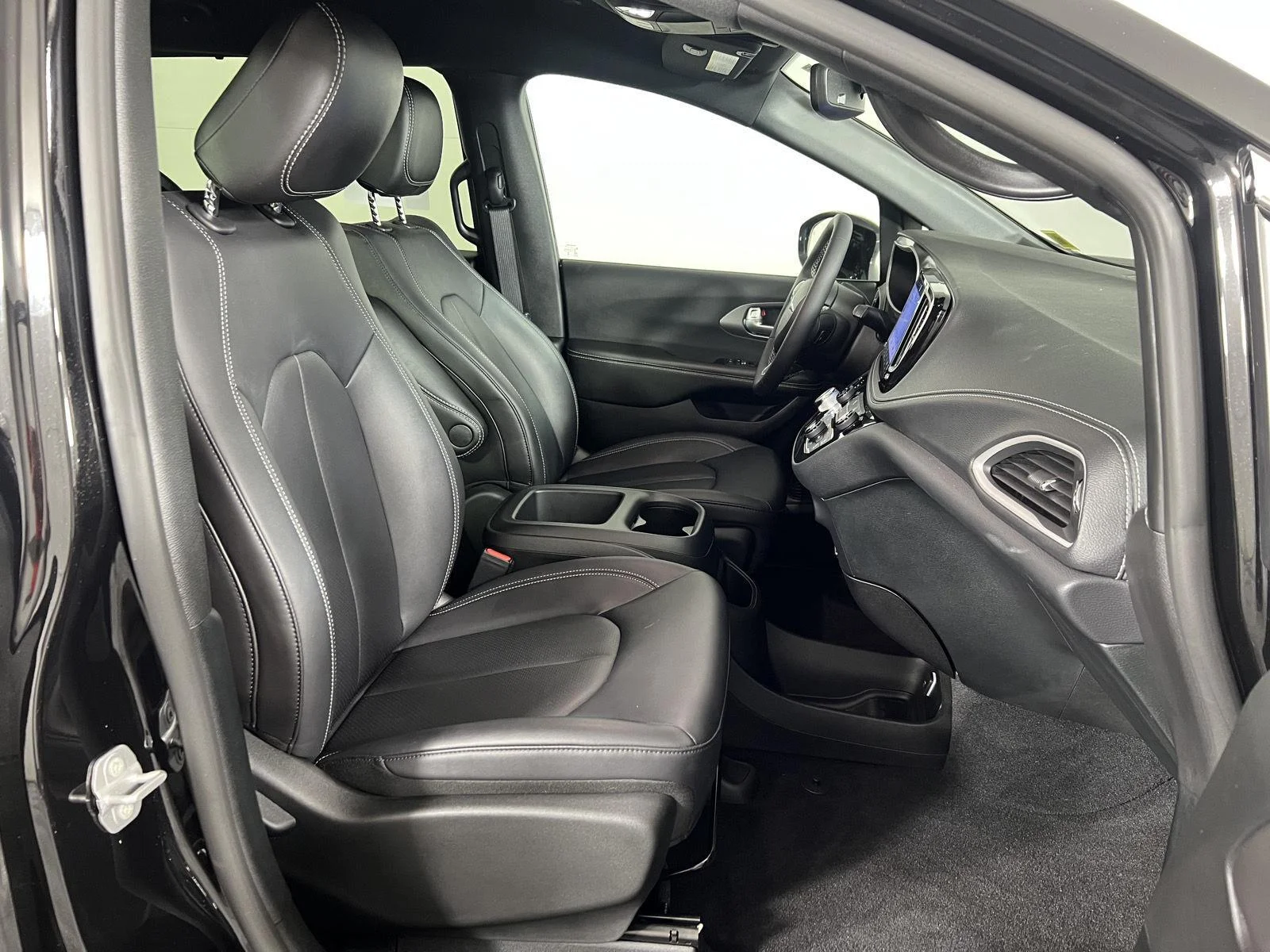 Used 2026 Diamond Black Crystal Pearlcoat Chrysler Select image 12