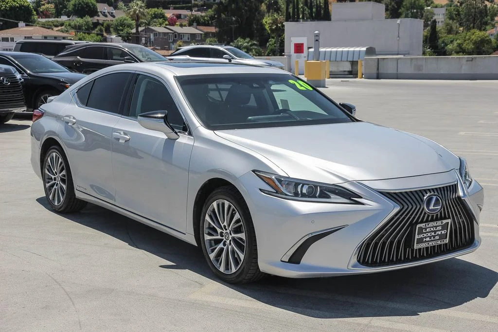 Used 2020 Silver Lexus 300h image 3