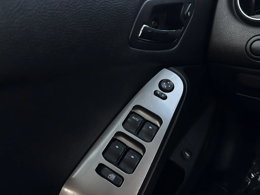 Used 2009 Carbon Black Metallic Pontiac Base image 11