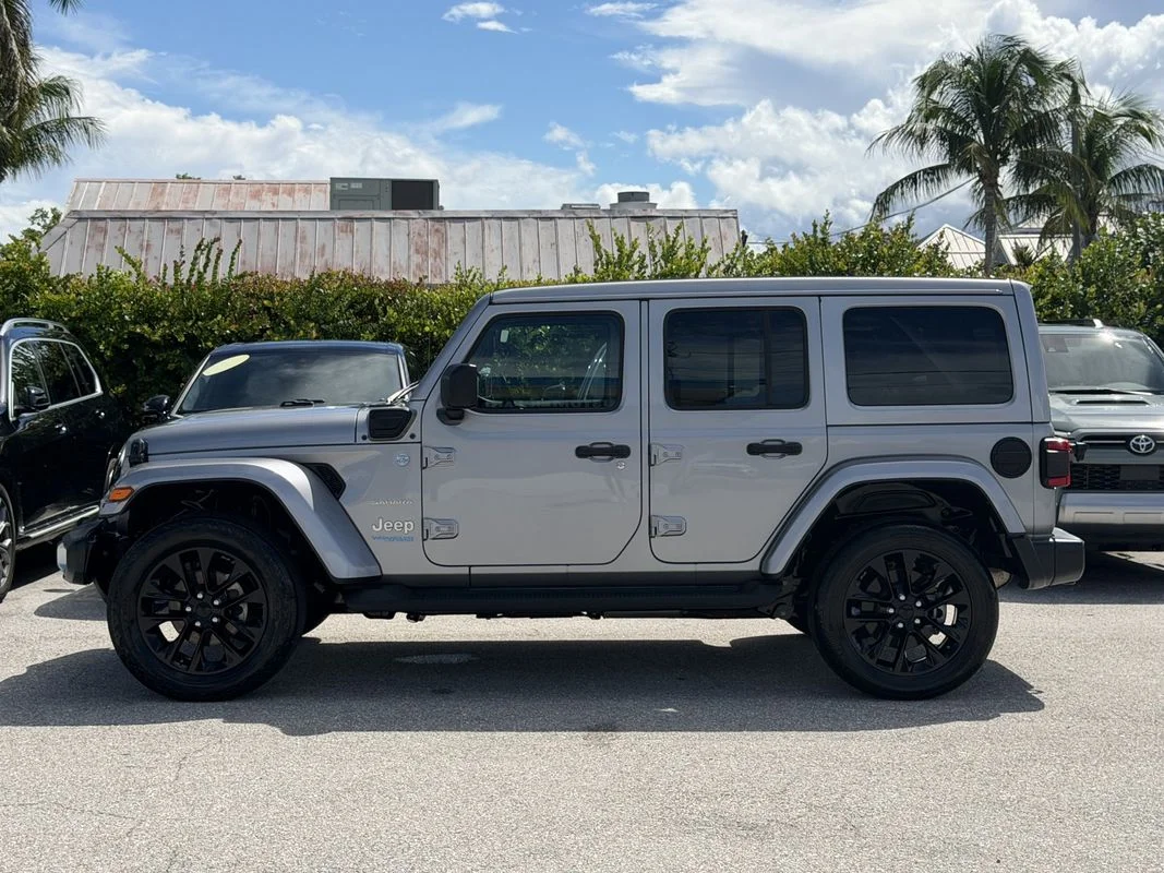 Used 2021  Jeep Unlimited Sahara image 2