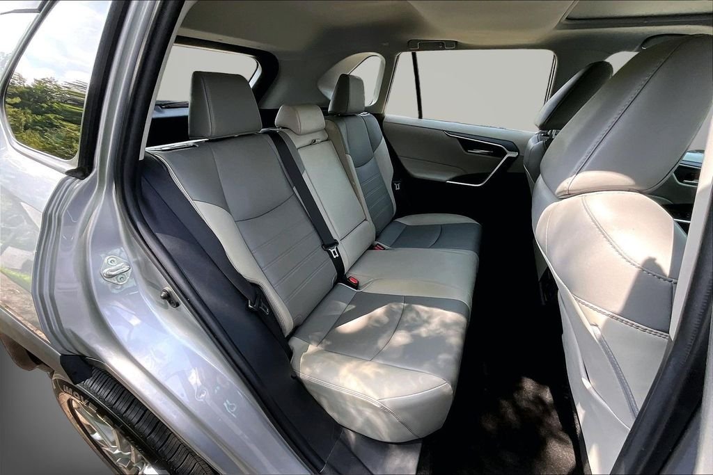 Used 2021 Silver Toyota XLE Premium image 31