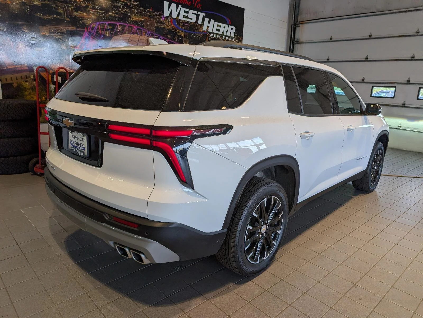 Used 2025 Summit White Chevrolet LT image 7