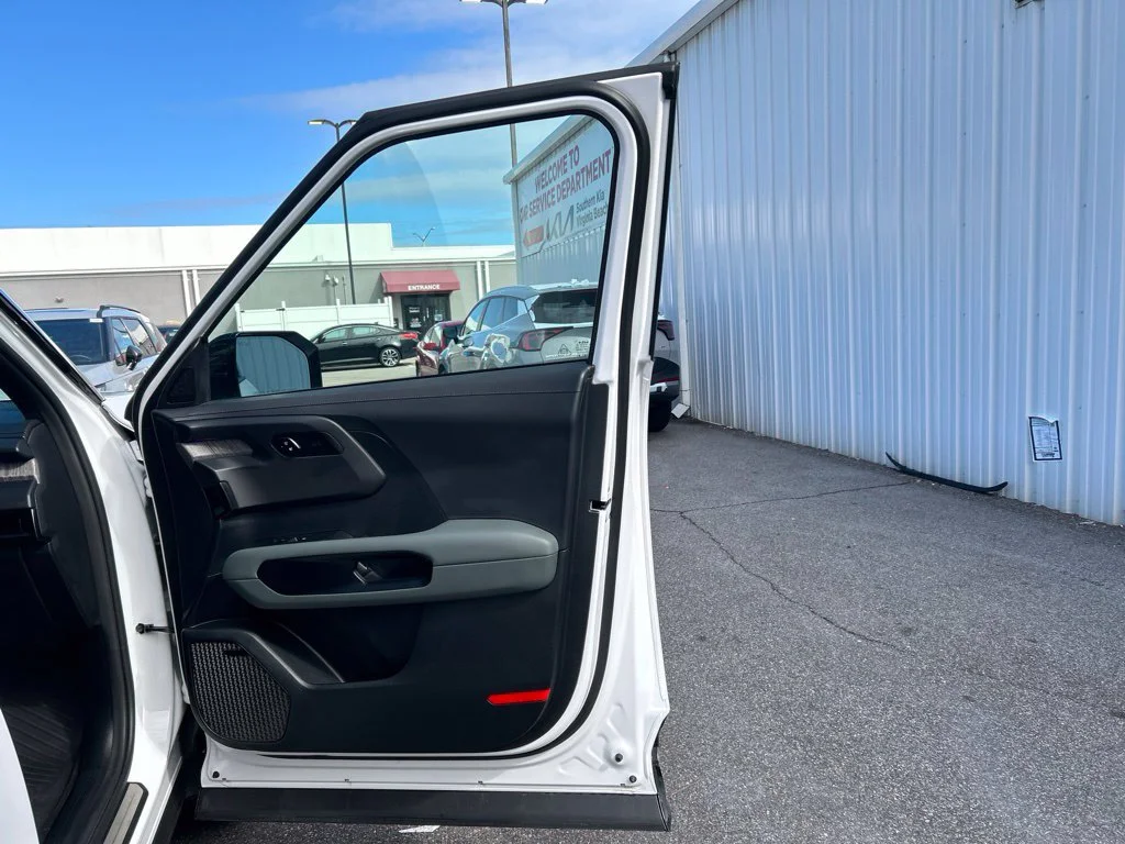 Used 2027 White Kia  image 22
