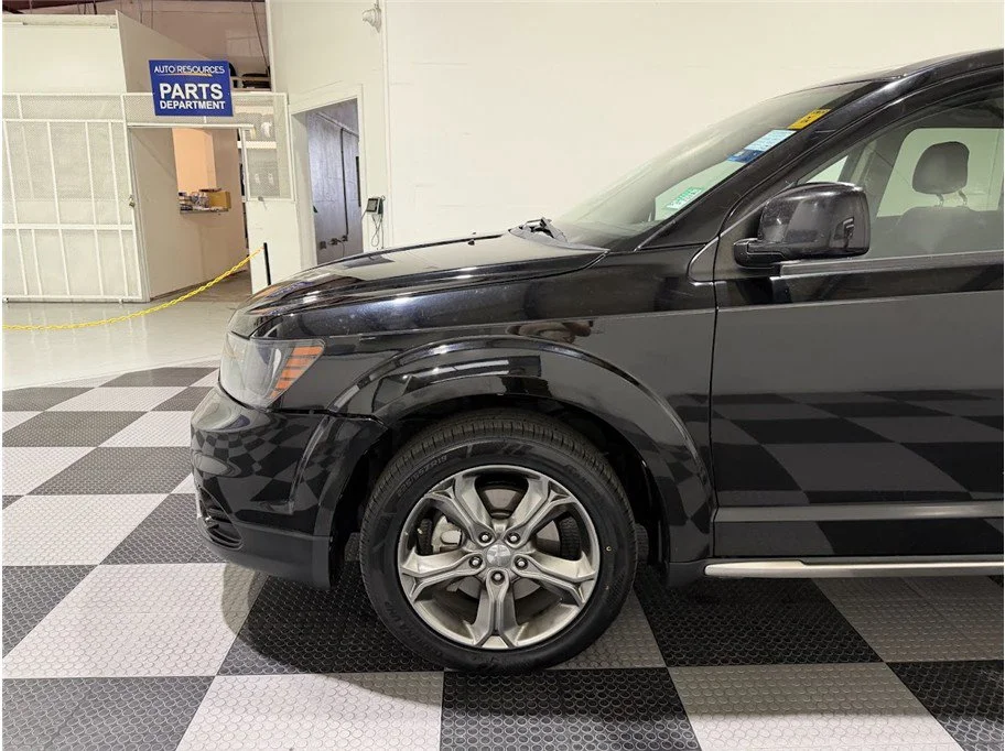 Used 2017 Pitch Black Clearcoat Dodge Crossroad Plus image 9