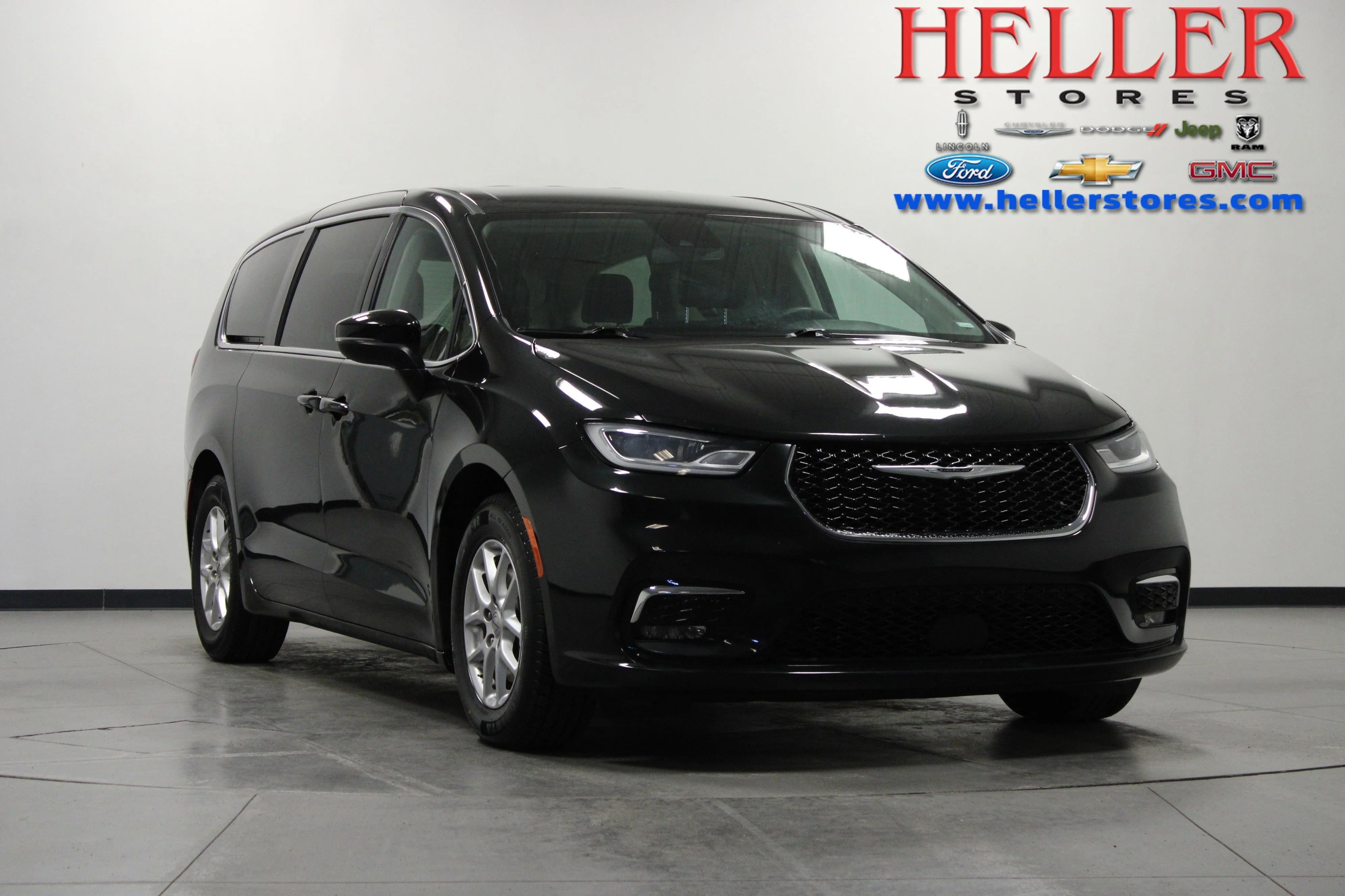 2023 Chrysler Pacifica Touring L's photo