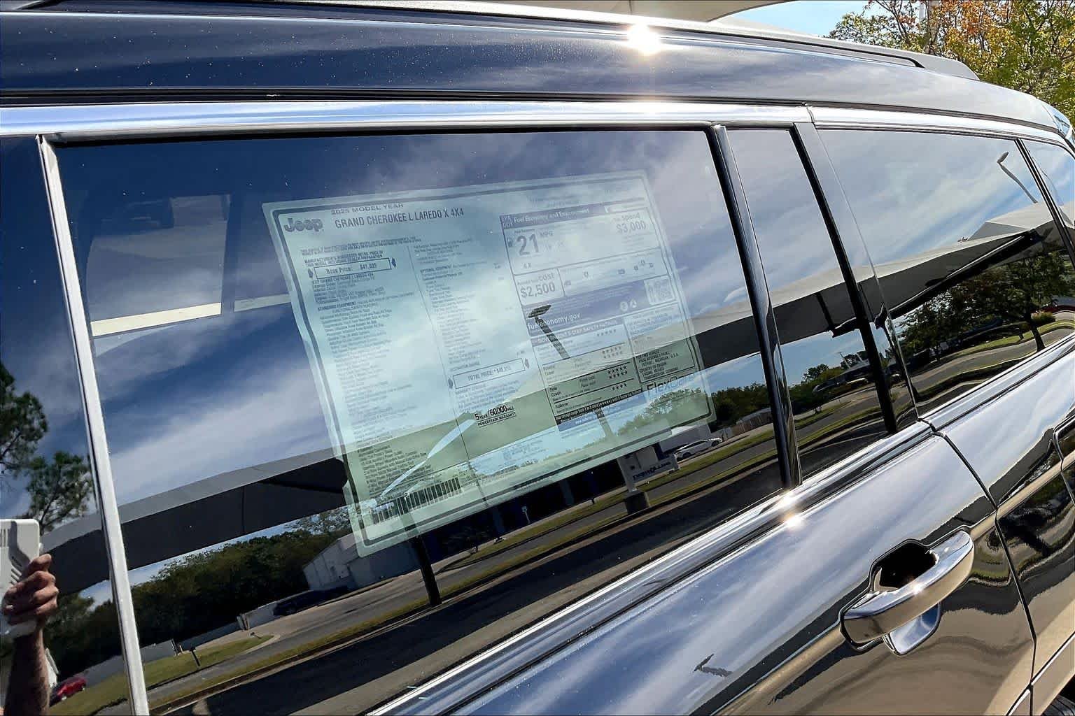 New 2025 Diamond Black Crystal Pearl-Coat Exterior Paint Jeep Laredo X image 19