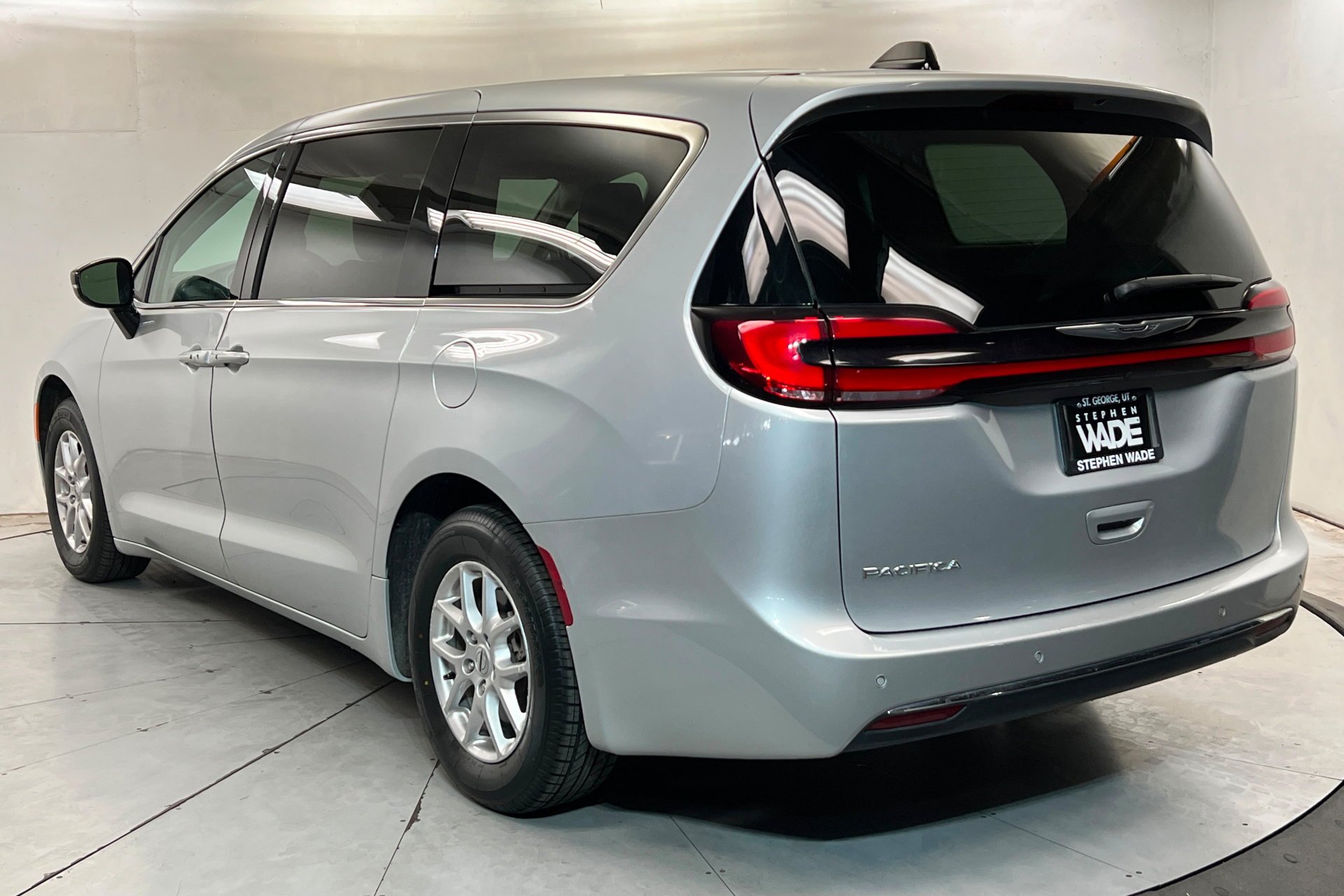 2024 Chrysler Pacifica Touring L - Photo 3