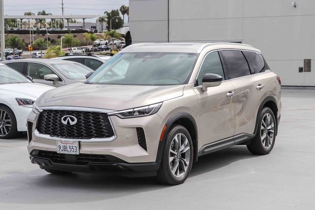 Used 2023 Silver INFINITI LUXE image 3