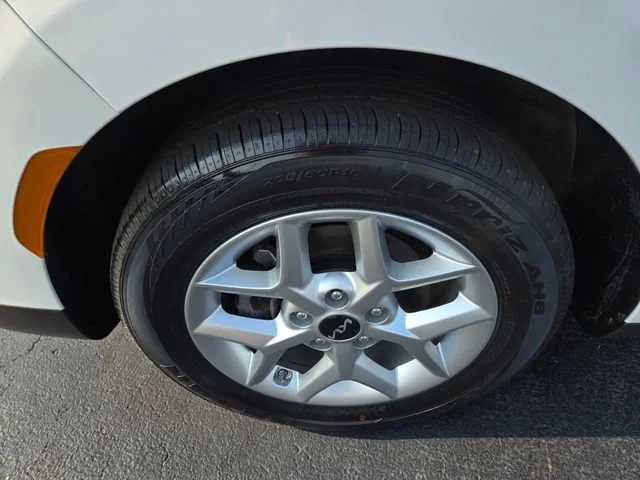 Used 2023 White Kia S image 21