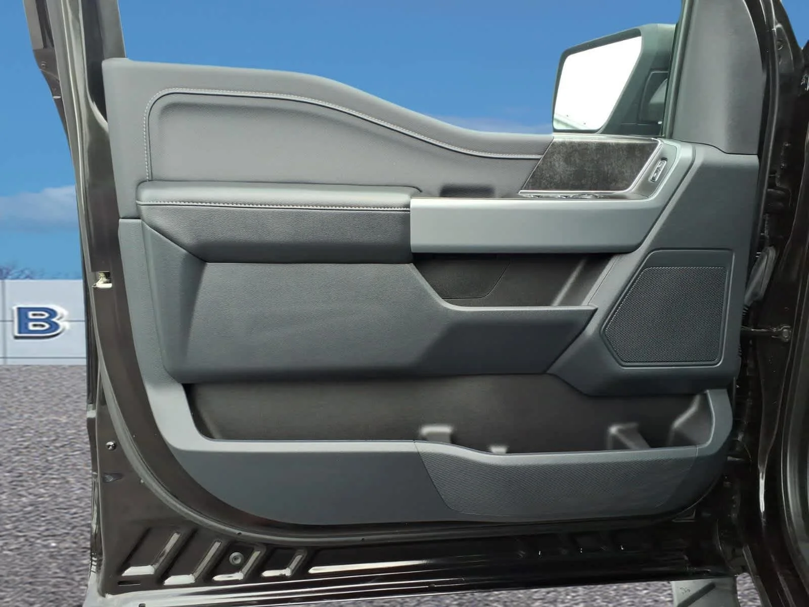 Used 2023 Area 51/Agate Black Ford XLT image 11