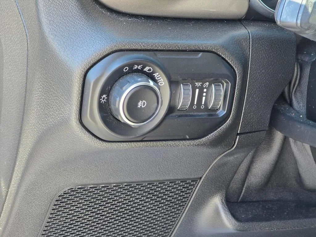 Used 2021 White Jeep Unlimited Sahara image 8