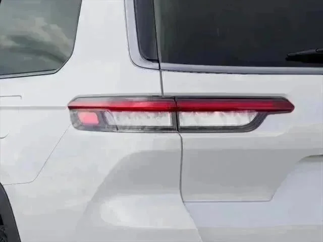 New 2027 Bright White Clear-Coat Paint Jeep Limited image 17